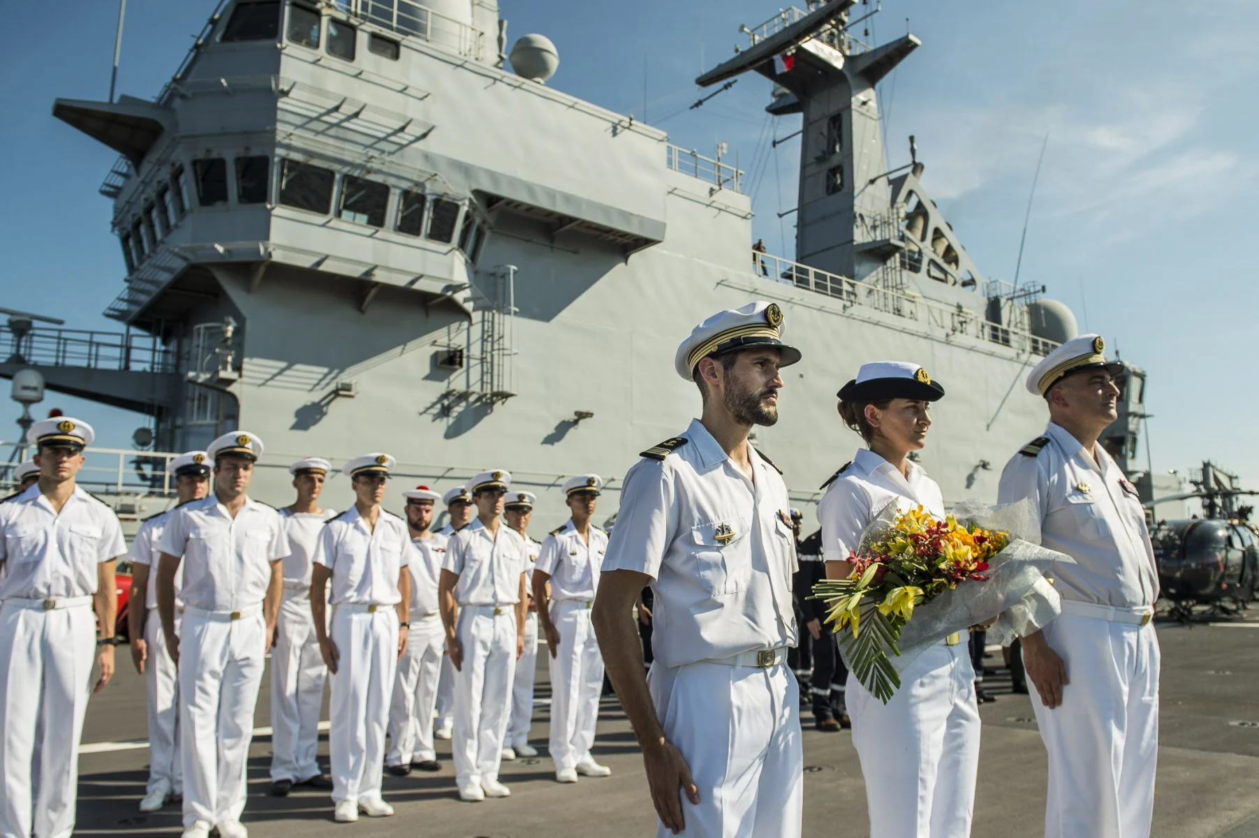 Le BPC Tonnerre rend hommage aux sous-mariniers du Phénix
