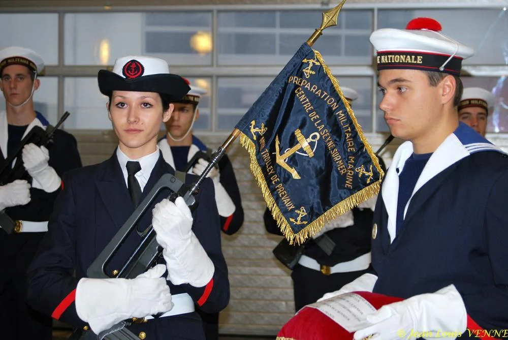 Présentation au fanion des stagiaires du centre PMM de La Seyne sur Mer