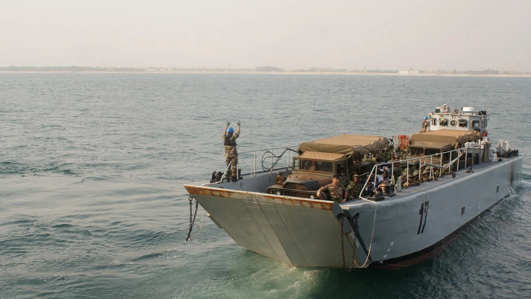 Débarquement de troupes et camions togolais par un Chaland de Transport de Matériels