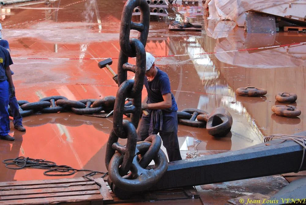 Le Charles de Gaulle ré-embarque ses lignes de mouillage