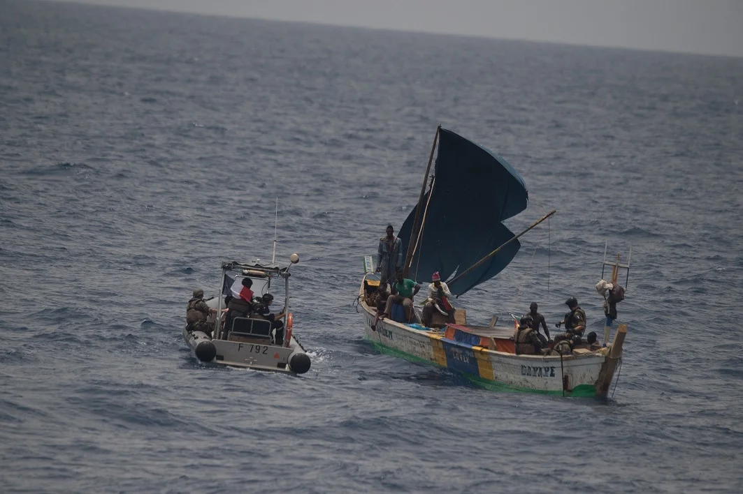 Le PM L’Her porte assistance à une pirogue en détresse