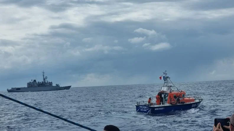 La frégate Floréal et une vedette de la SNSM