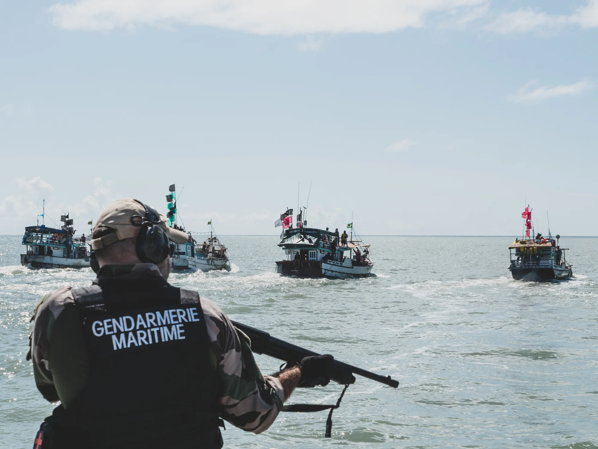 Une embarcation de la gendarmerie maritime escorte des bateaux de pêche en situation illégale