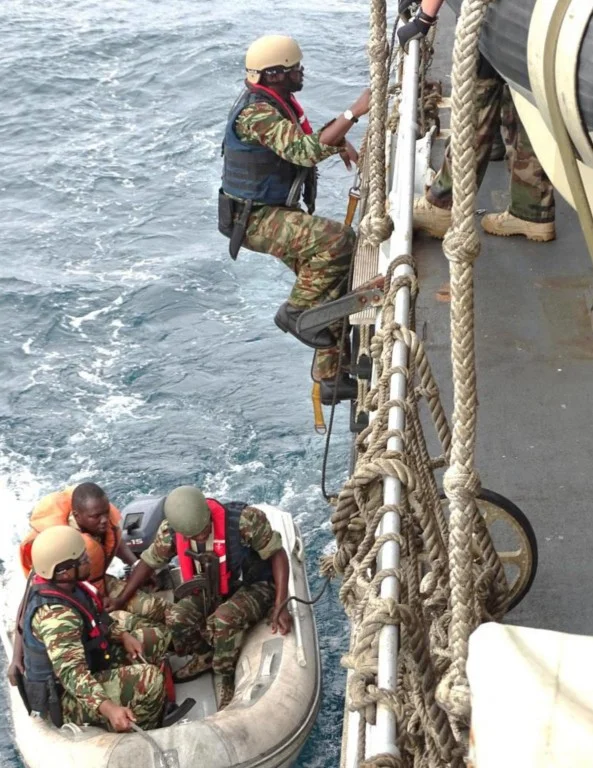 Des marins congolais effectuent une visite du LV Le Hénaff