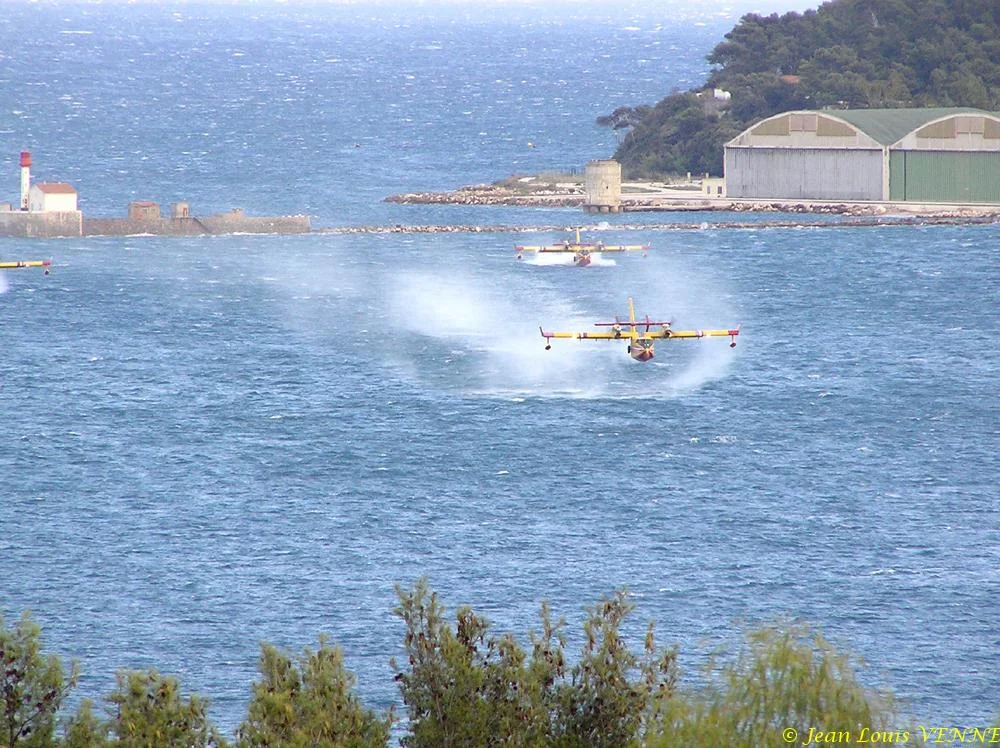 Les Canadairs interviennent au-dessus de Saint Mandrier