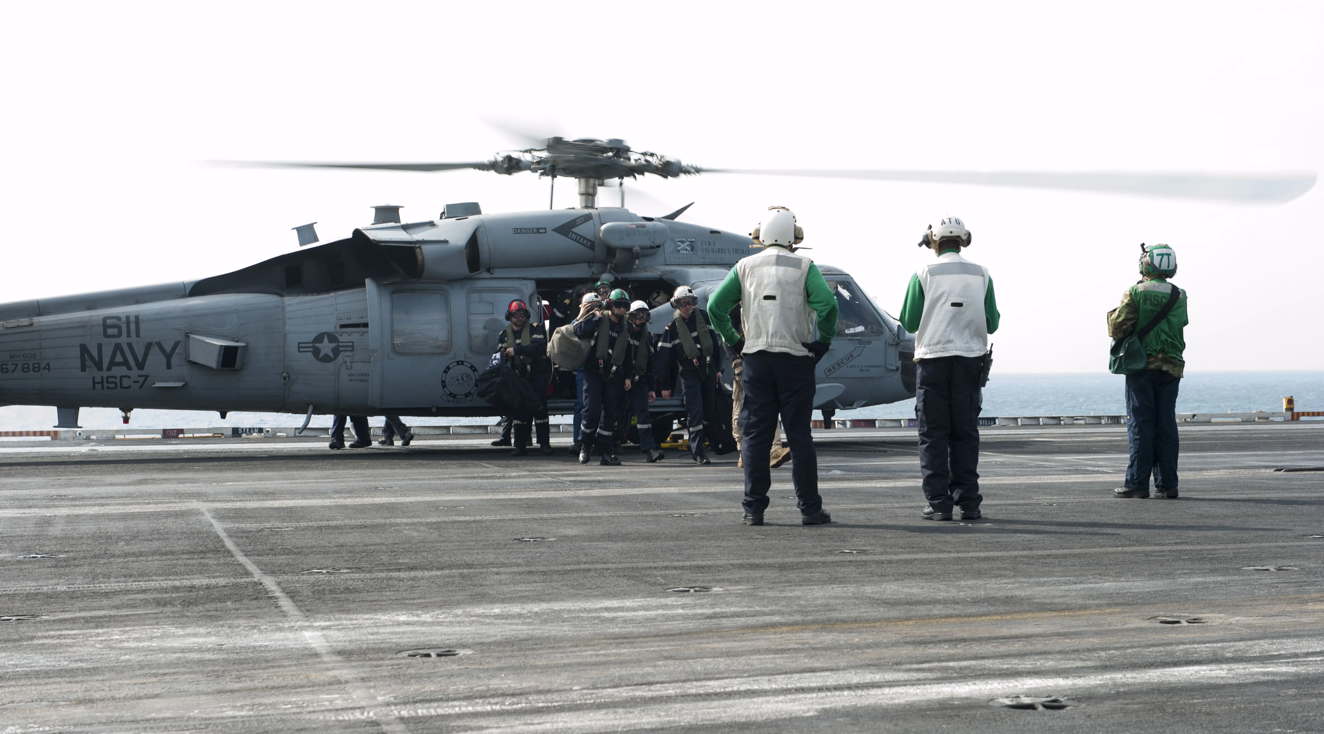 Des marins du Charles de Gaulle arrievent à bord de l'USS Harry S. Truman