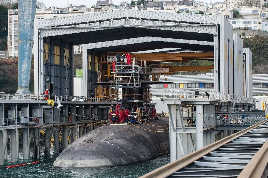 Le Téméraire entre au bassin à Brest