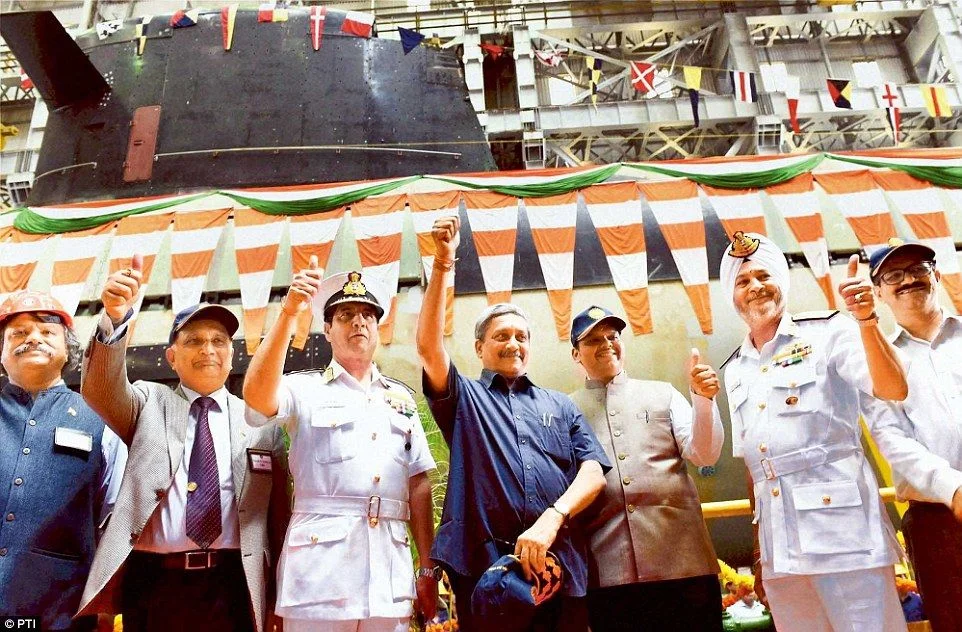 Le ministre de la défense indien, Manohar Parrikar, et le chef de marine, R. K. Dhowan, assistent à la sortie du hall de construction du premier sous-marin Scorpene indien