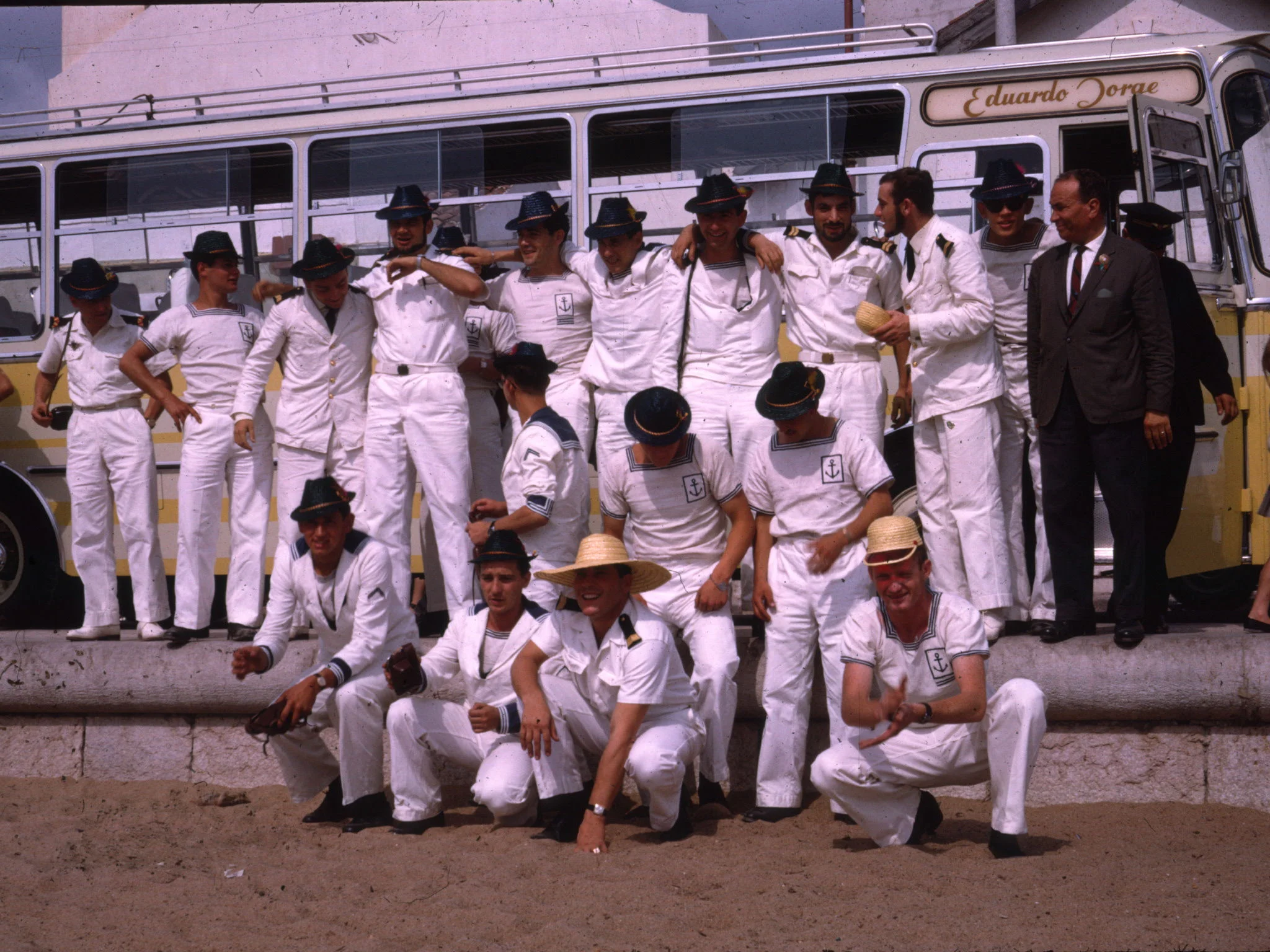 Une partie de l'équipage  en route pour visiter le fort de l'Alambra  (Espagne)