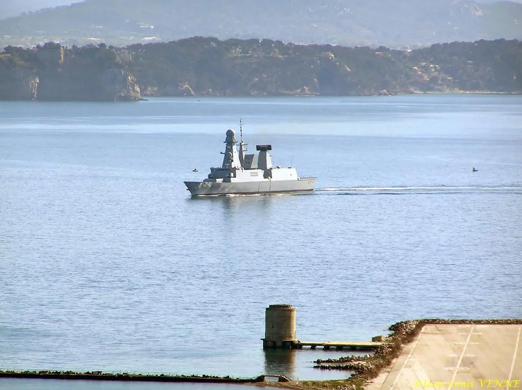 Le Forbin rentre au port