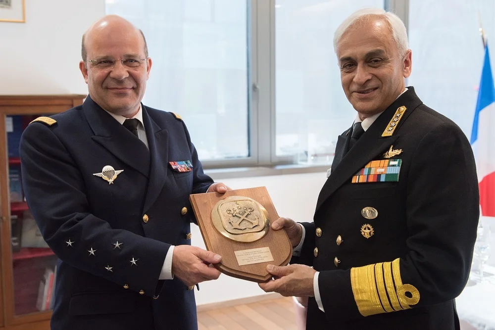 Echanges de cadeau entre les 2 chefs d'état-major