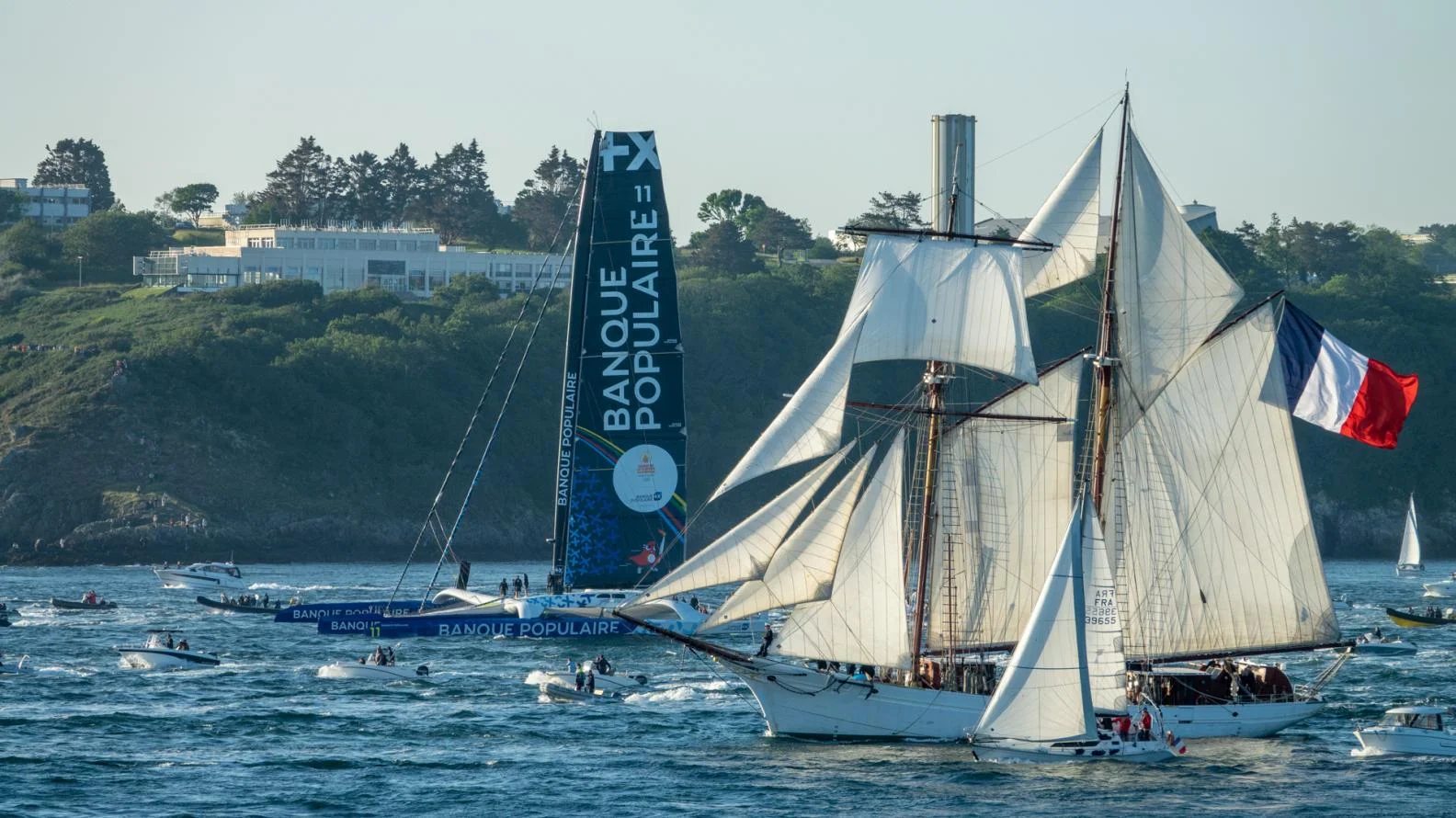 La Belle-Poule lors du départ de la Flamme
