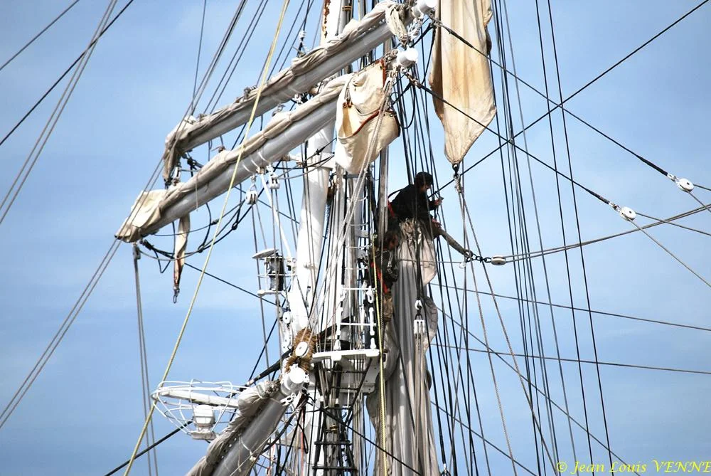 L’équipage installe les voiles sur les vergues du Bélem
