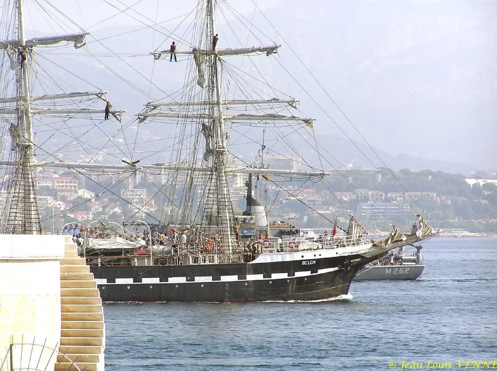 Le voiler Bélem quitte le port de Toulon