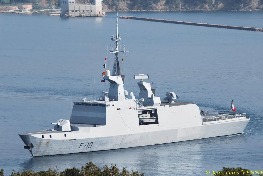 la frégate Lafayette effectue des boucles magnétiques