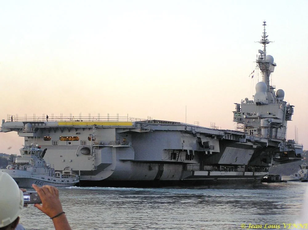 Le Charles de Gaulle sort du bassin