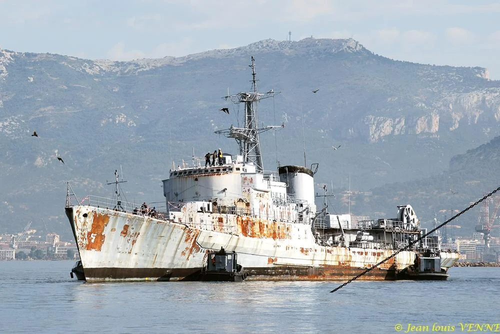 La coque de l’ex-aviso escorteur Commandant Rivière transférée de Saint-Mandrier à la base navale de Toulon