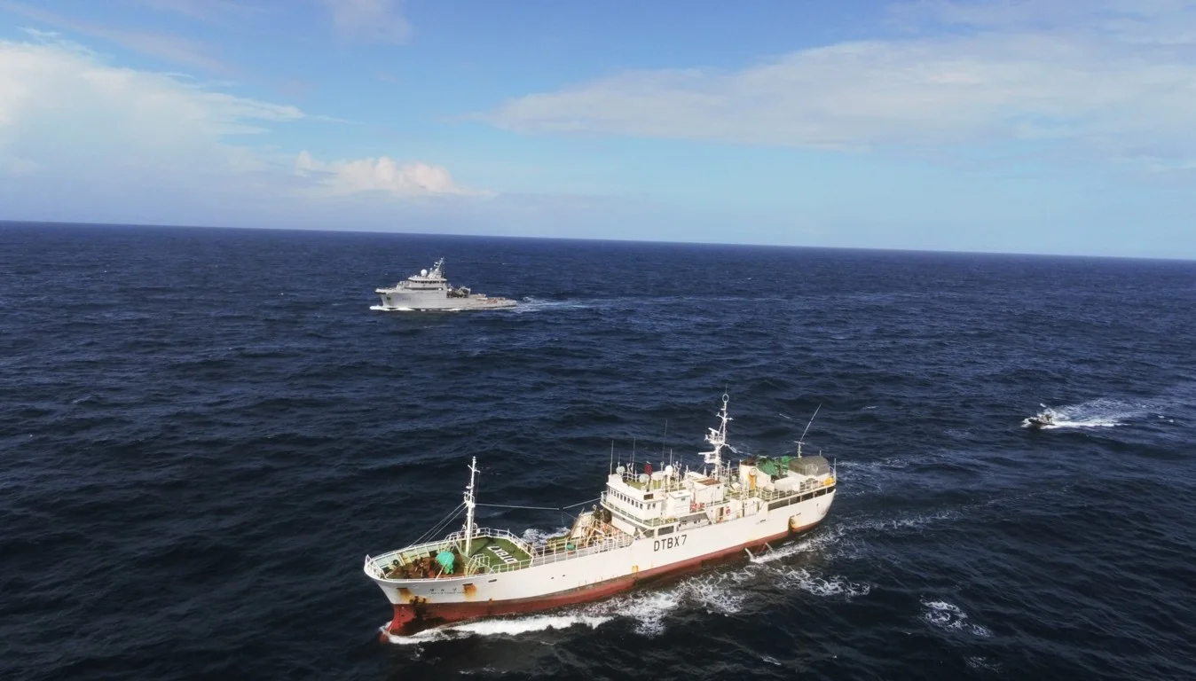 Le bâtiment de soutien Bougainville inspecte un palangrier