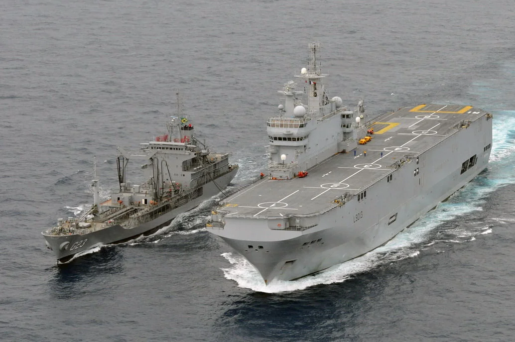 Le BPC ‘Mistral’ se ravitaille auprès du pétrolier brésilien Gastão Motta