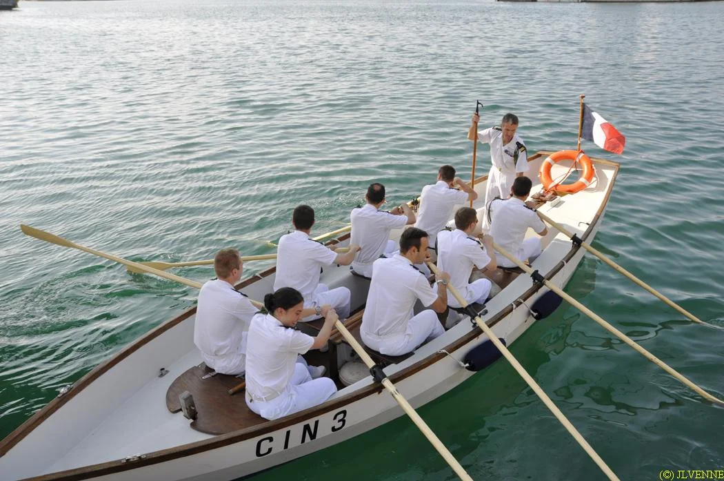 Tradition : le CF Eugène débarque en chaloupe armée par les officiers de l'Aconit
