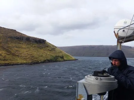 L'Albatros navigue à proximité des côtes aux Kerguelen