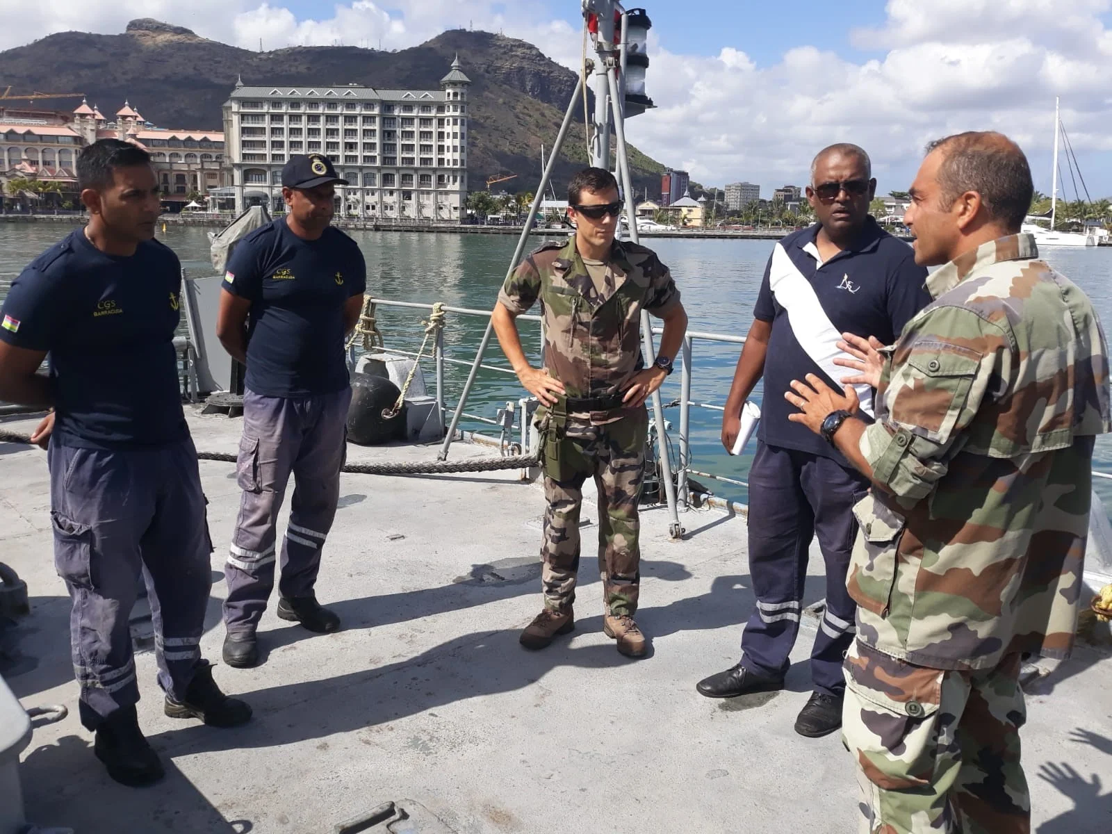 oopération entre la frégate Nivôse et les garde-côtes mauriciens