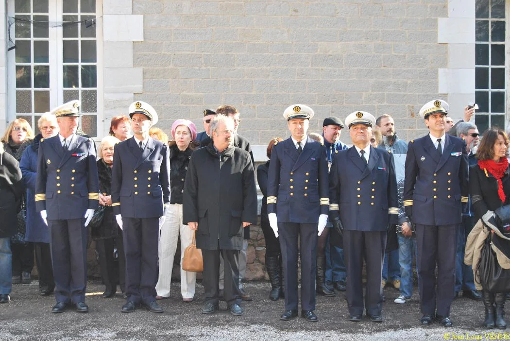 Les autorités municipales et militaires