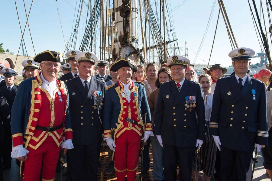 Cérémonie de remise de décoration à bord de la frégate L’Hermione