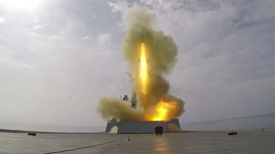 Tir de missile antiaérien « Aster 30 » depuis la frégate Forbin