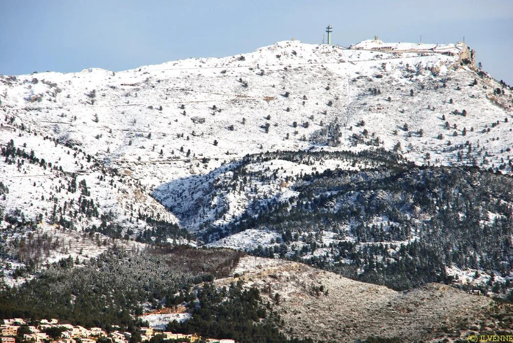 Toulon et ses montages enneigées