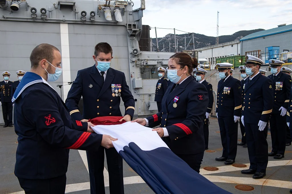 Dernière cérémonie de rentrée des couleurs de la frégate antiaérienne Jean Bart