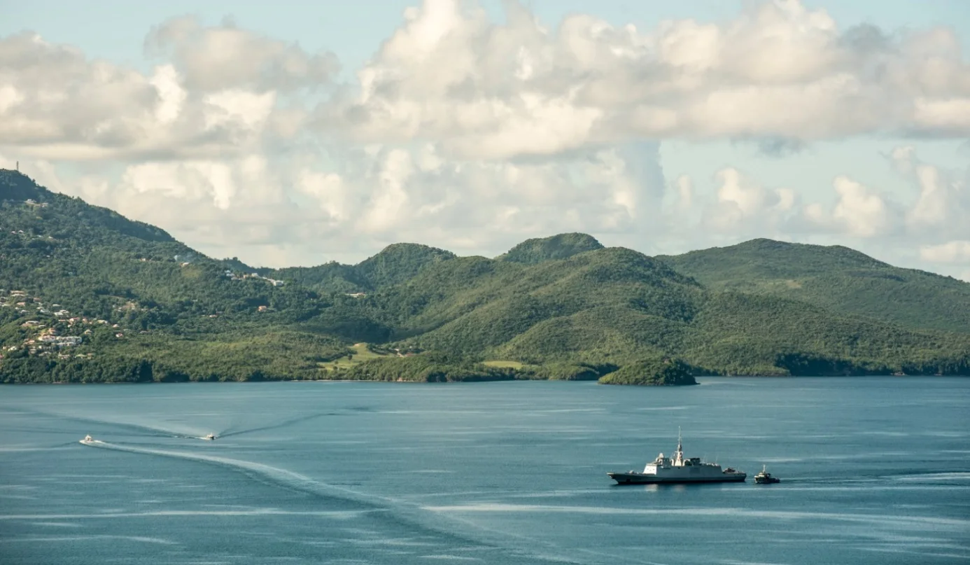 La frégate Bretagne dans la baie de Fort-de-France
