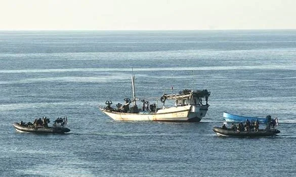 Le dhow encerclé par les Royal Marines
