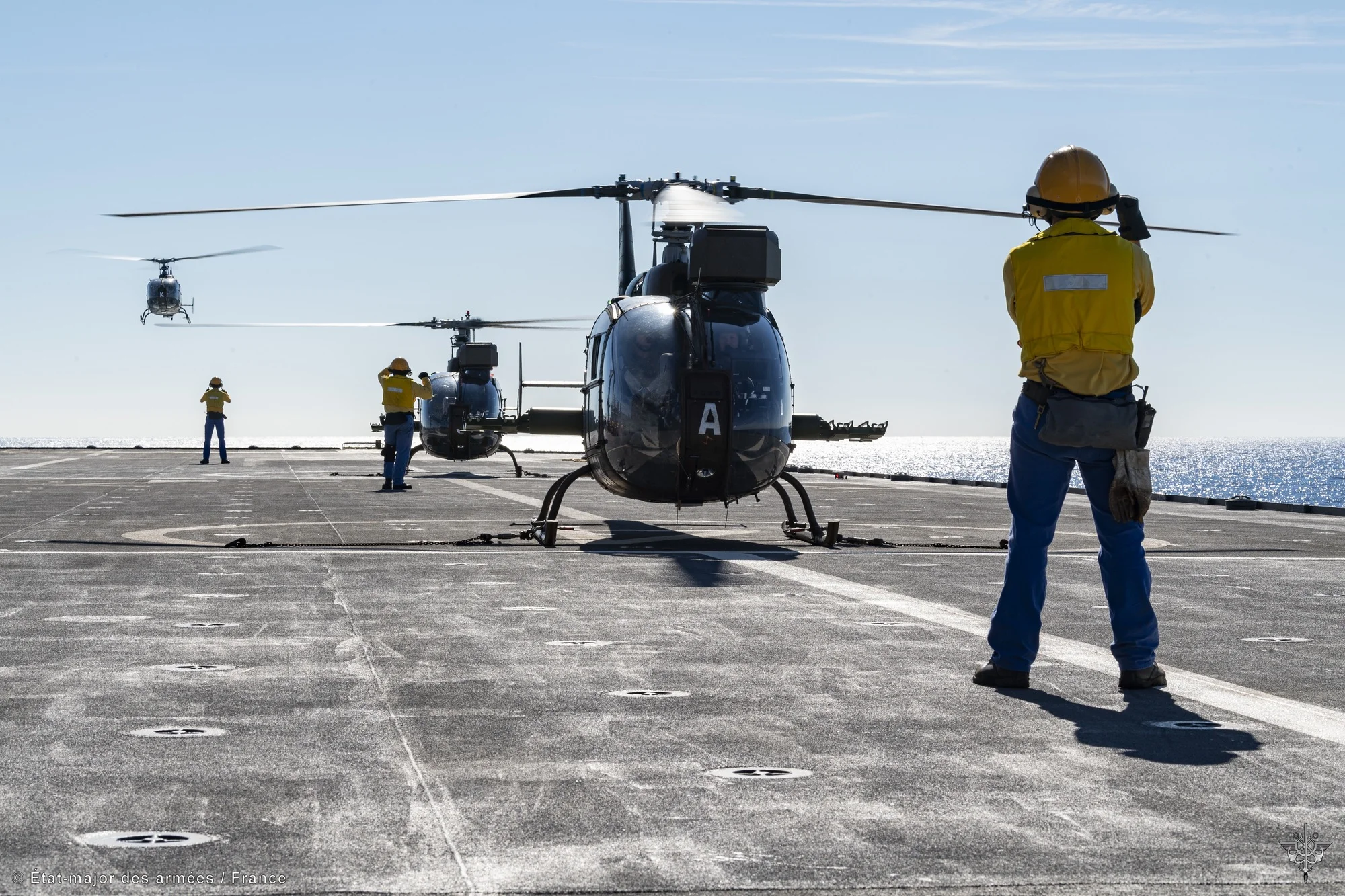 Des hélicoptères de l'armée de terre sur le pont d'un porte-hélicoptères amphibie