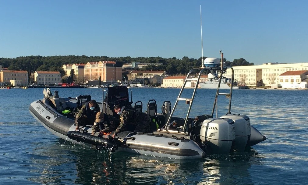 Des plongeurs-démineurs de la marine nationale surveillent les fonds du port militaire de Toulon