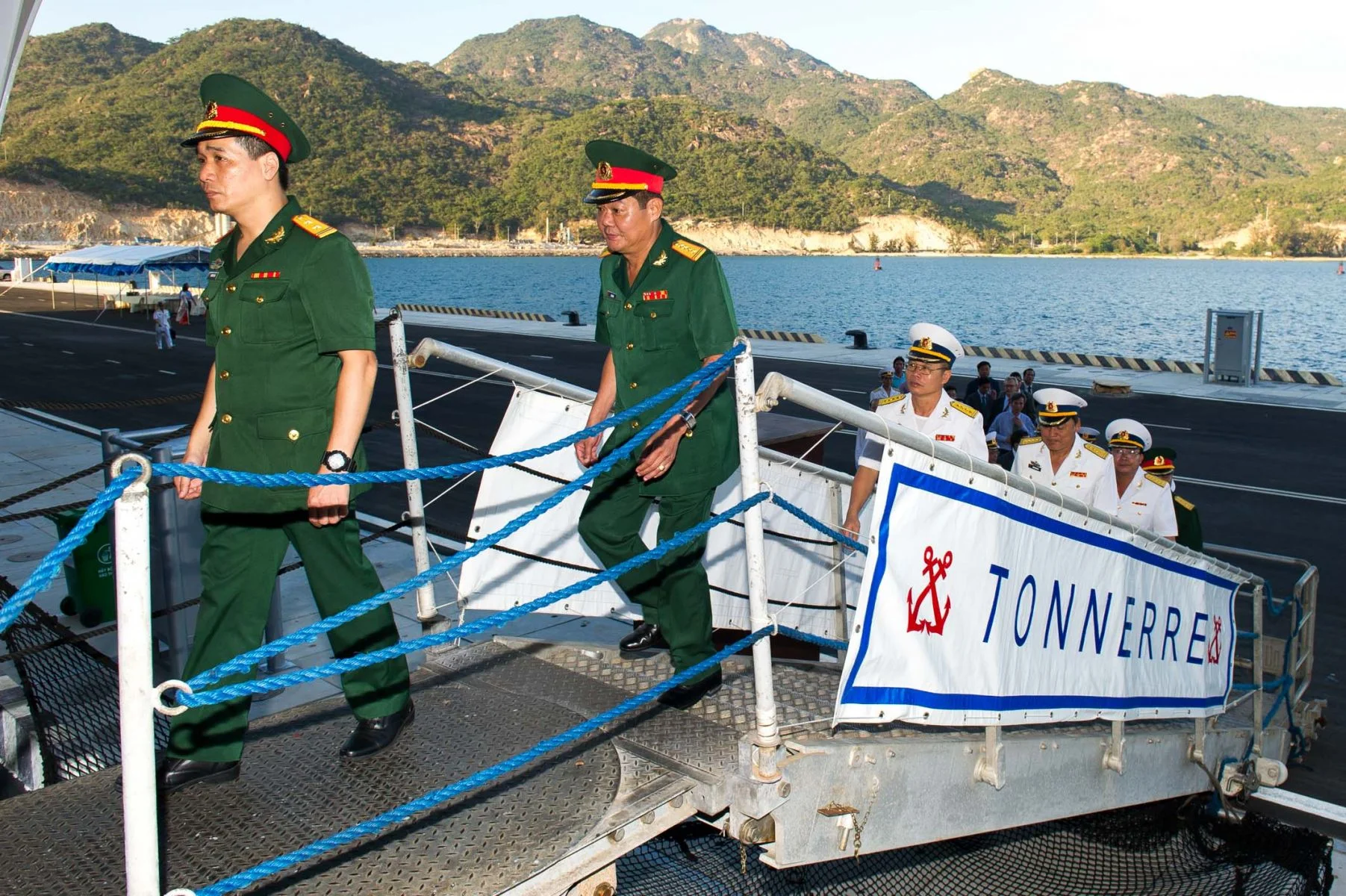 Des marins vietnamiens montent à bord du BPC Tonnerre