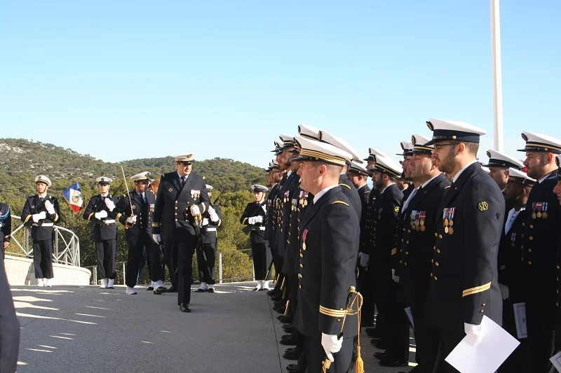 Le capitaine de corvette Julien Fieschi, nouveau commandant, passe l'équipage en revue