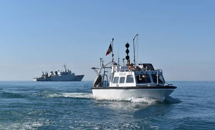 Le bâtiment hydrographique Laplace et une vedette hydrographique
