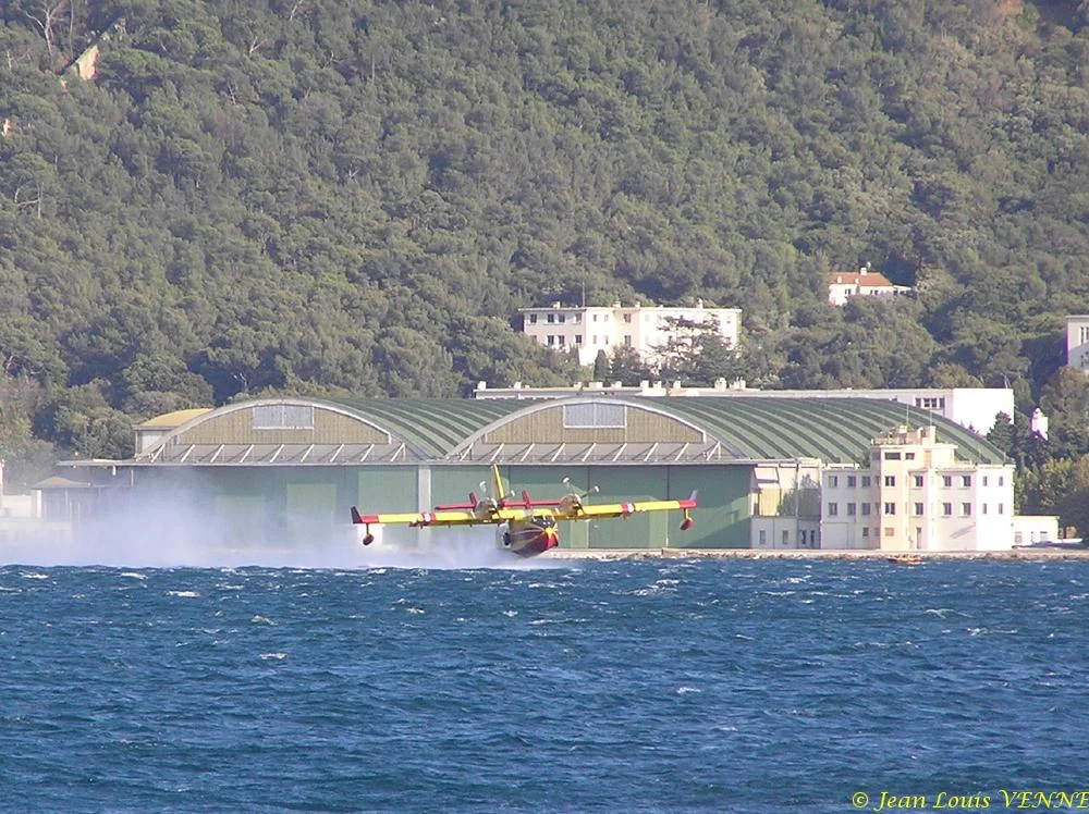 Les Canadairs interviennent au-dessus de Saint Mandrier