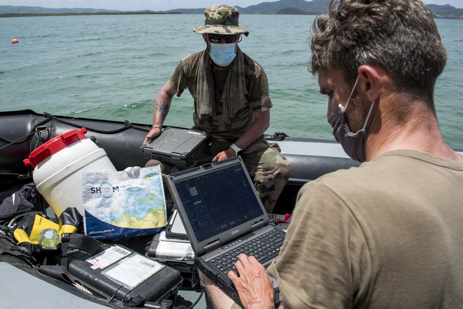 Un hydrographe du SHOM étudie la topographie des fonds marins en Martinique