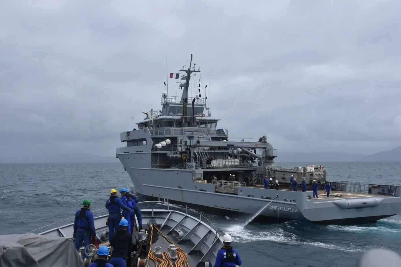 Le Bâtiment de soutien et d’assistance outre-mer (BSAOM) D’Entrecasteaux et le patrouilleur La Glorieuse