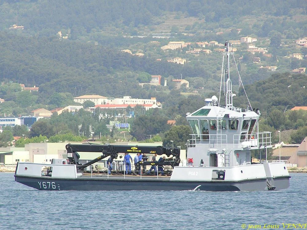 Un des nouveaux pontons-grues de la marine nationale