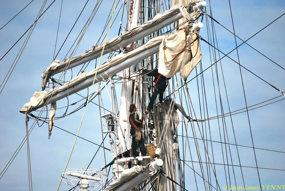 L’équipage installe les voiles sur les vergues du Bélem