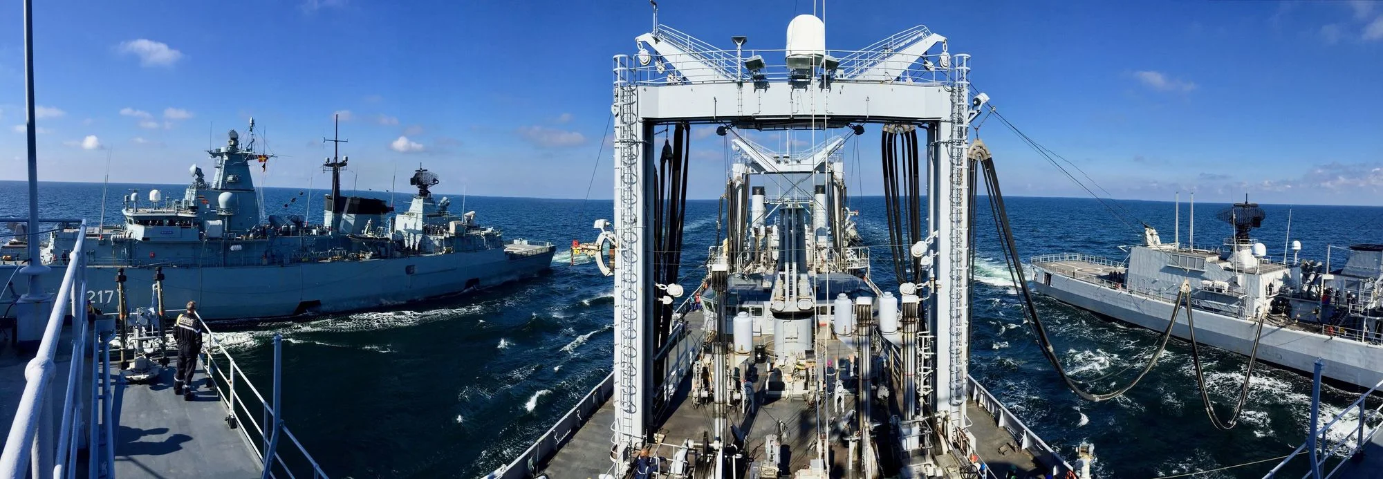 La Somme effectue un double ravitaillement à la mer au cours de l'exercice Northern Coast 2017