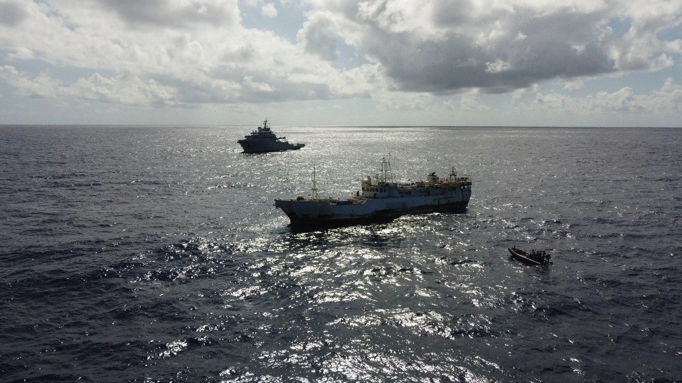 Le bâtiment de soutien Bougainville contrôle un palangrier