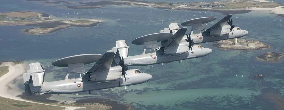 3 Hawkeye volent en formation