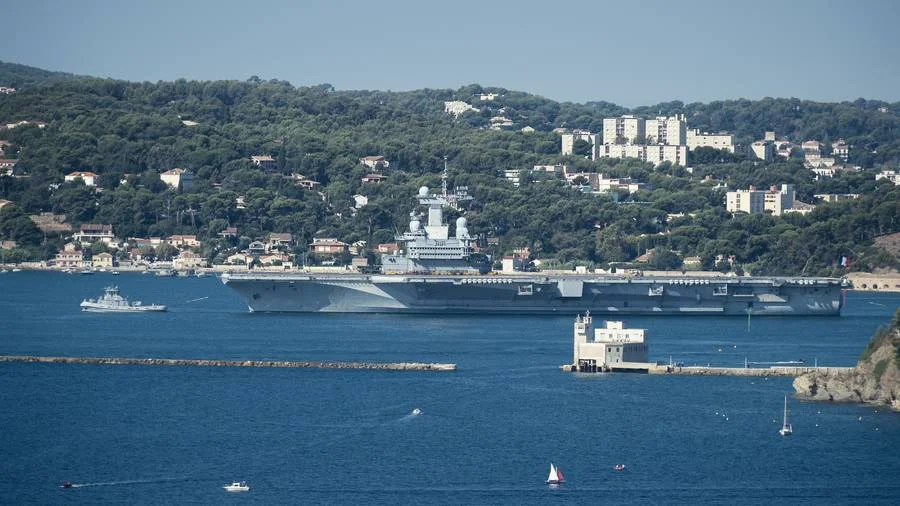Le porte-avions Charles de Gaulle quitte la rade de Toulon