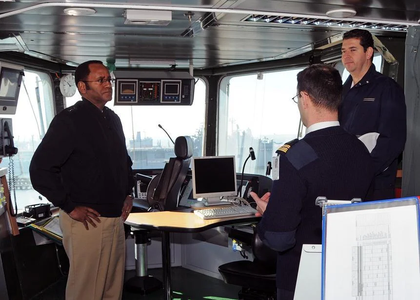 Le commandant du Tonnerre présente le PC Aviation au vice-amiral Williams