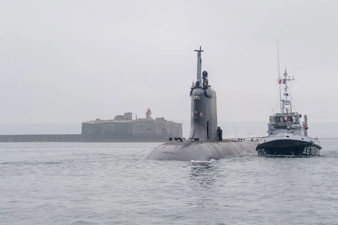 Le Suffren quitte la grande rade de Cherbourg