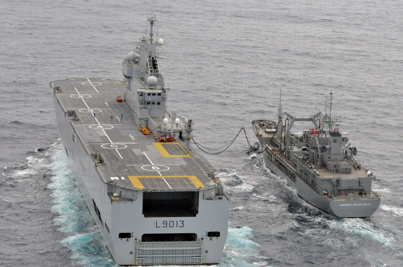 Le BPC ‘Mistral’ se ravitaille auprès du pétrolier brésilien Gastão Motta